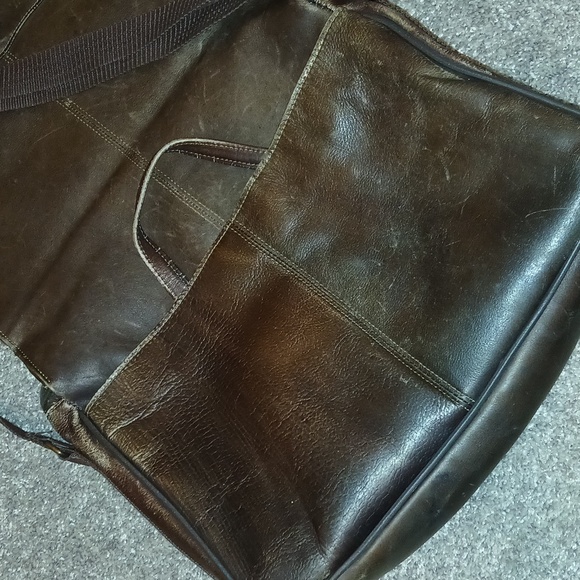 Kenneth Cole Reaction Messenger Bag - Picture 4 of 9